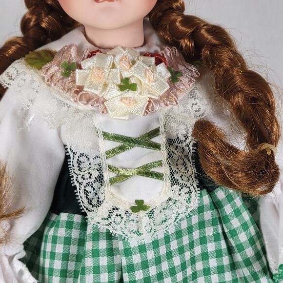 Paradise Gallery 15" Musical Porcelain Doll "Kelly" by Patricia Rose with Stand - Picture 12 of 15